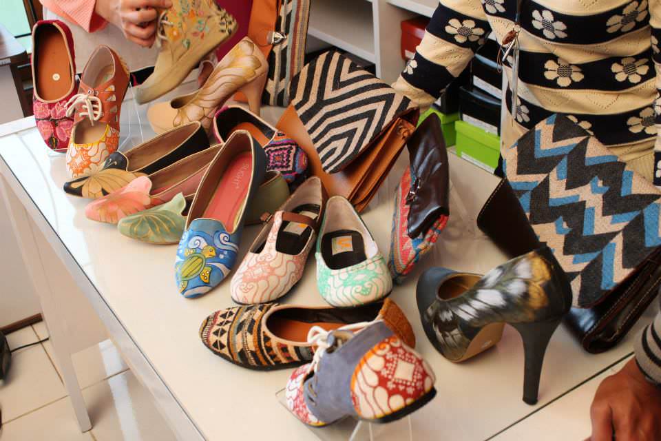 Sepatu Haihil Sepatu Flat Shoes Wanita Andina Nabila Irvani Sepatu Lukis Batik Tulis Gambar Painted Shoes Metrotv Metro Tv Jakarta Bandung Surabaya Jogja Workshop Galery Toko Online Shop Jual Slight 089624618831 D