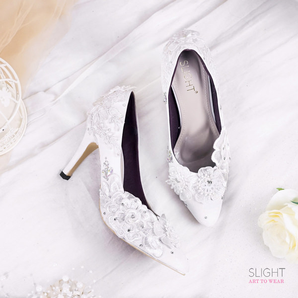 Sepatu Pointed Chrysant Putih
