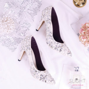 Sepatu Pointed Rhinestones Putih Ivory